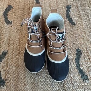Sorel - Navy and Tan Lace-Up Boots